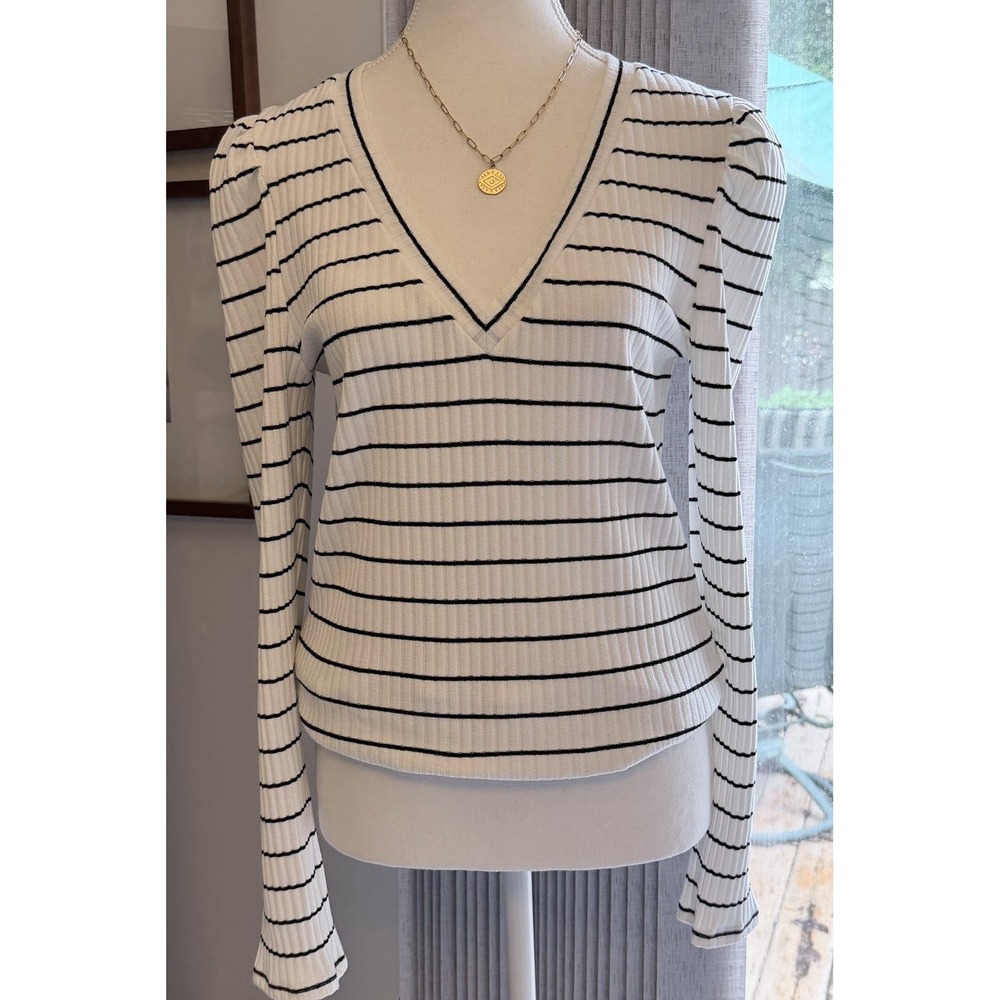 Evereve Top Medium White Black Stripe Preppy Gathered Shoulders Closet Staple